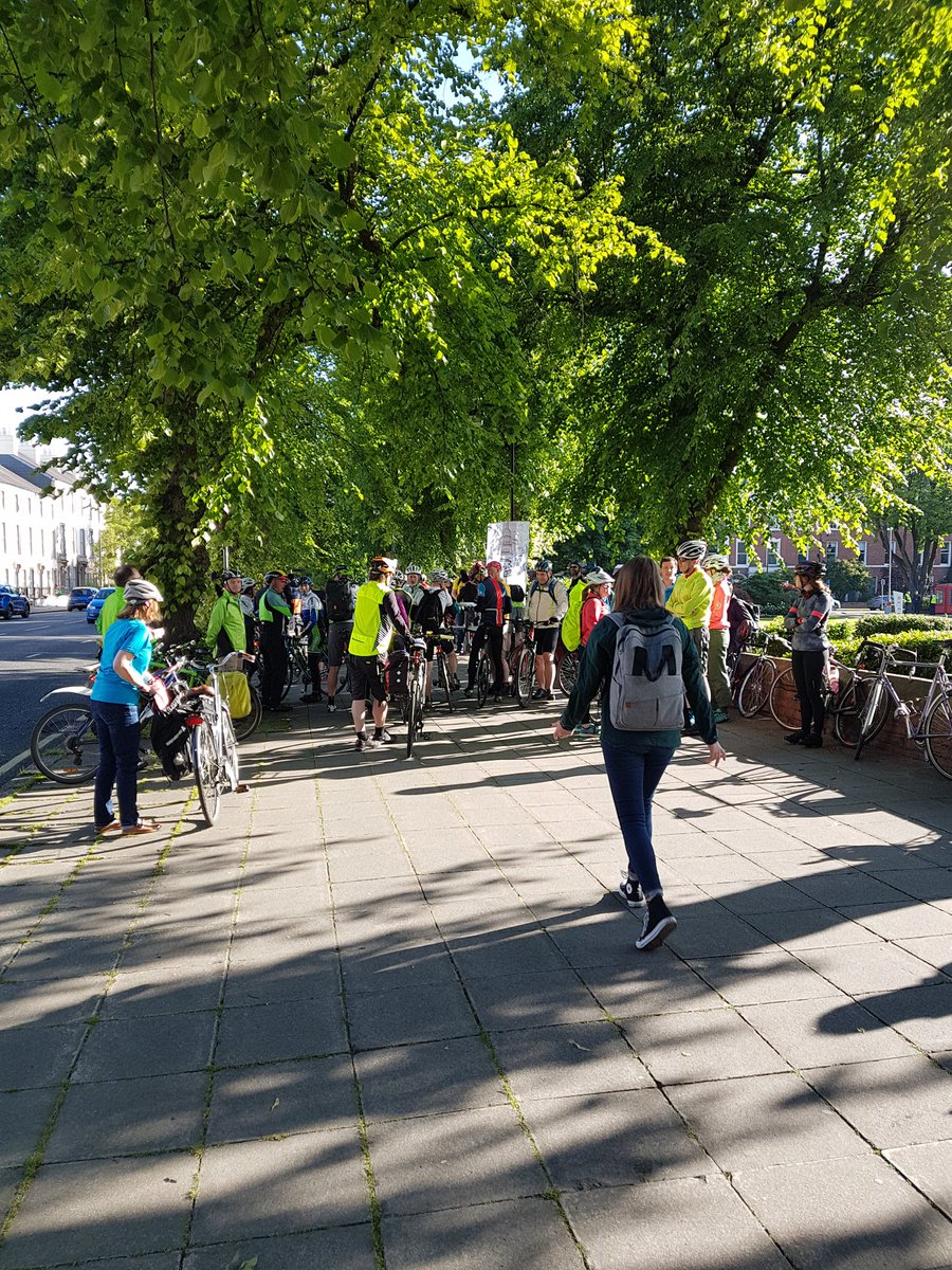 petertkelly1's tweet image. Nice start to a Friday, Ride on Belfast #ROB7. With coffee and bacon rolls at City Hall. Few @EY_Ireland MIA - Roger 🤔