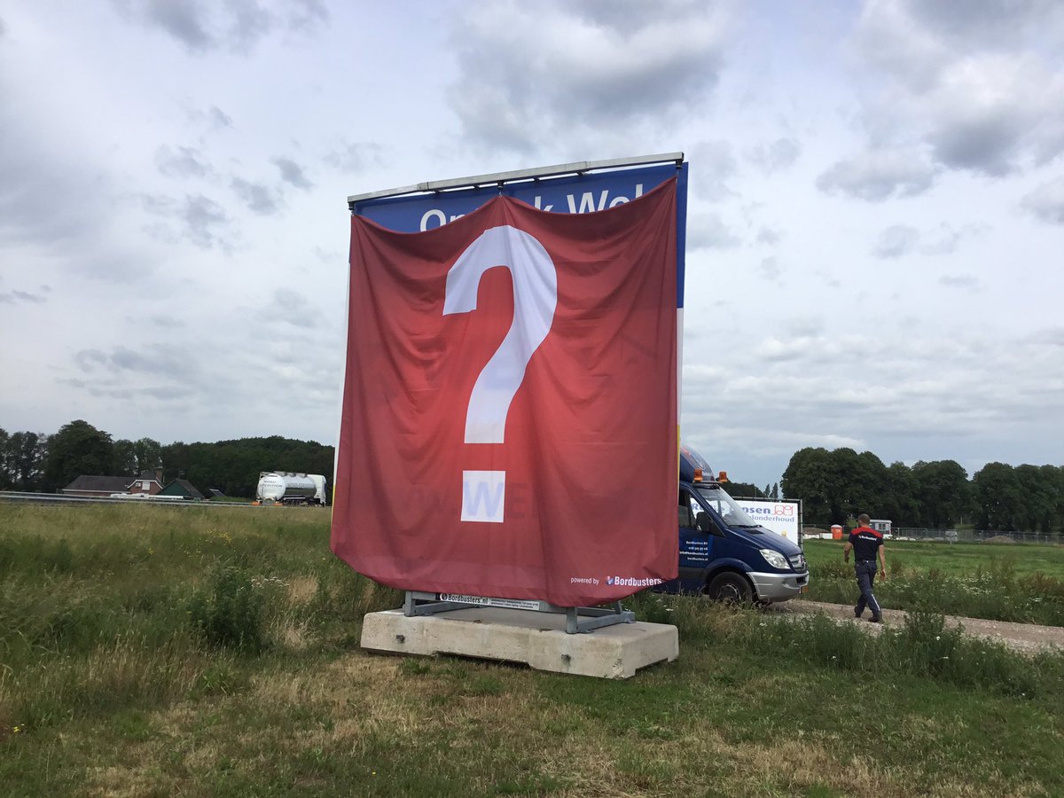 Zo dadelijk wordt op A18 Bedrijvenpark dit bord onthuld. Weten wat er op staat....?