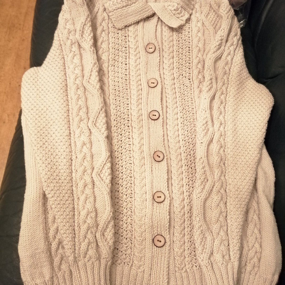 BridieTonge's tweet photo. The moment I've waited for.
Its finished. Customer order done. Now to get some shop samples knitted. #localwoolshop #cablepattern #knittedcablecardigan https://t.co/SSMjd3Z3cX