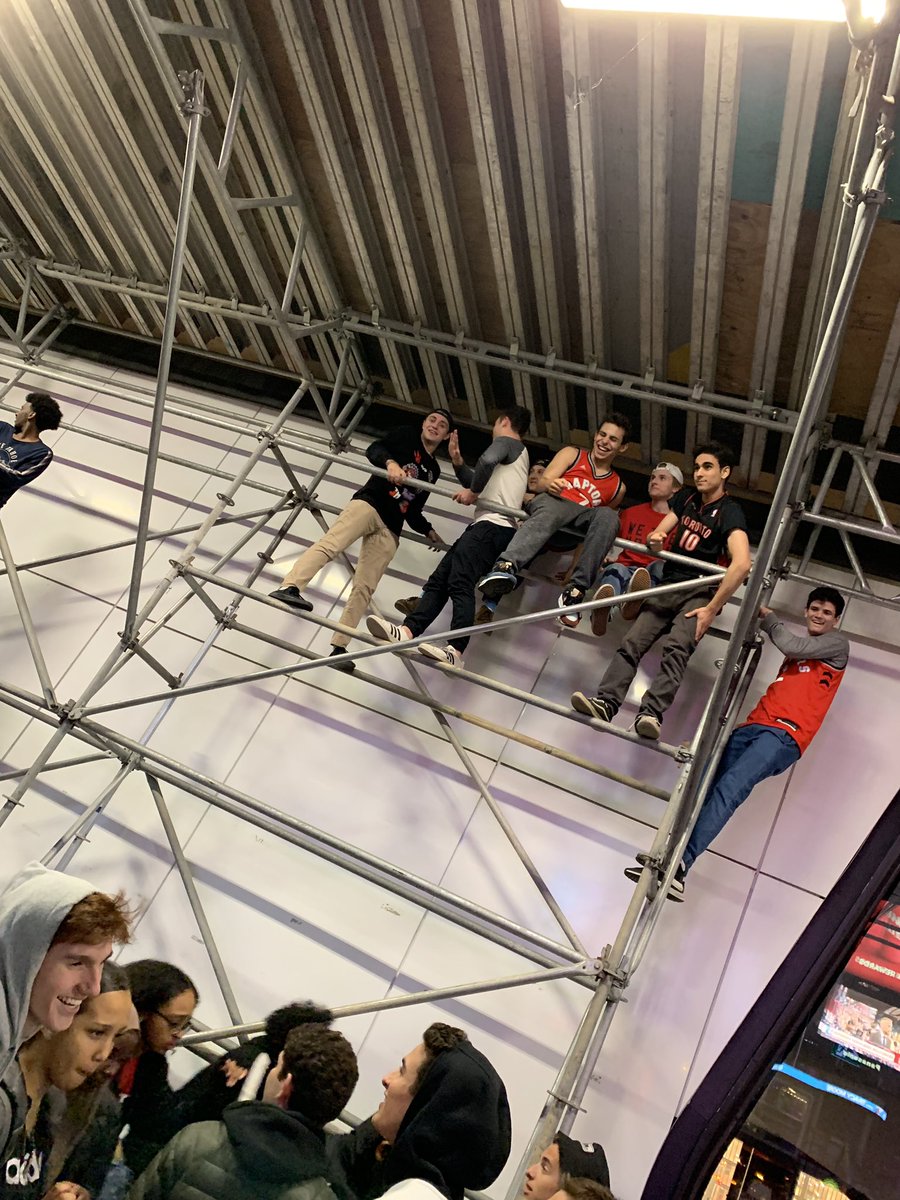 Hermes Vuitton tweet media
