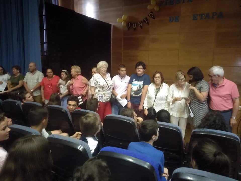 svpaulcar's tweet photo. Hemos vividos momentos súper emotivos a lo largo de su desarrollo, pero ayer, ha sido inolvidable tanto para nuestros alumnos como para sus abuelos, ¡han compartido una sesión de cine y los chicos les han preparado un pequeño detalle!. Gracias por tanto... https://t.co/RiBZP146Ov