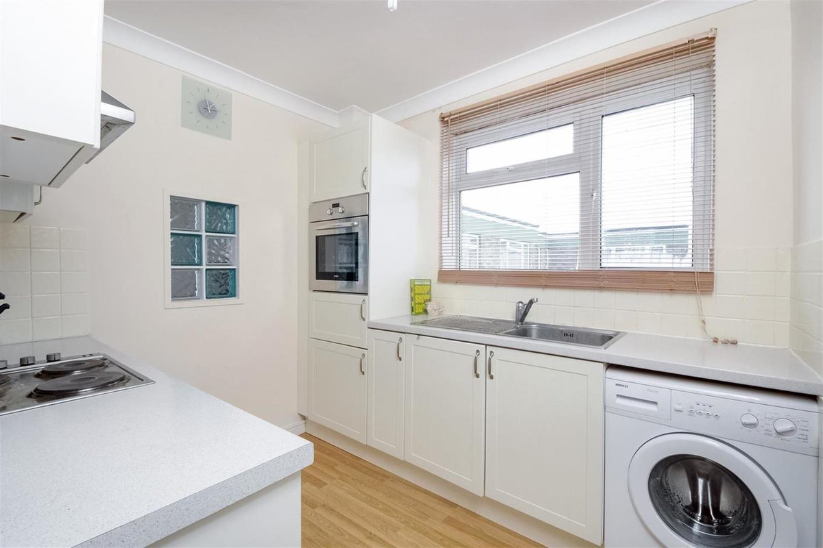 #ToLet in #Chichester - LARGE and full of LIGHT second floor apartment with excellent #city #views towards the #cathedral. The property has TWO DOUBLE BEDROOMS, BALCONY and GARAGE. #featuredproperty simswilliams.co.uk/property/resid…