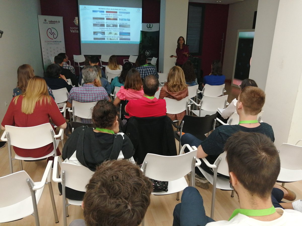 envirooES's tweet photo. Para poner en contexto al público asistente a #CWValladolid2019 una espectacular ponencia de @EconomyCircular No tenemos un plan B. Bienvenid@s a la era circular... #economíacircular @INNOLID @MAPFRE_ES @Bankinter https://t.co/6xi5W8jPH8