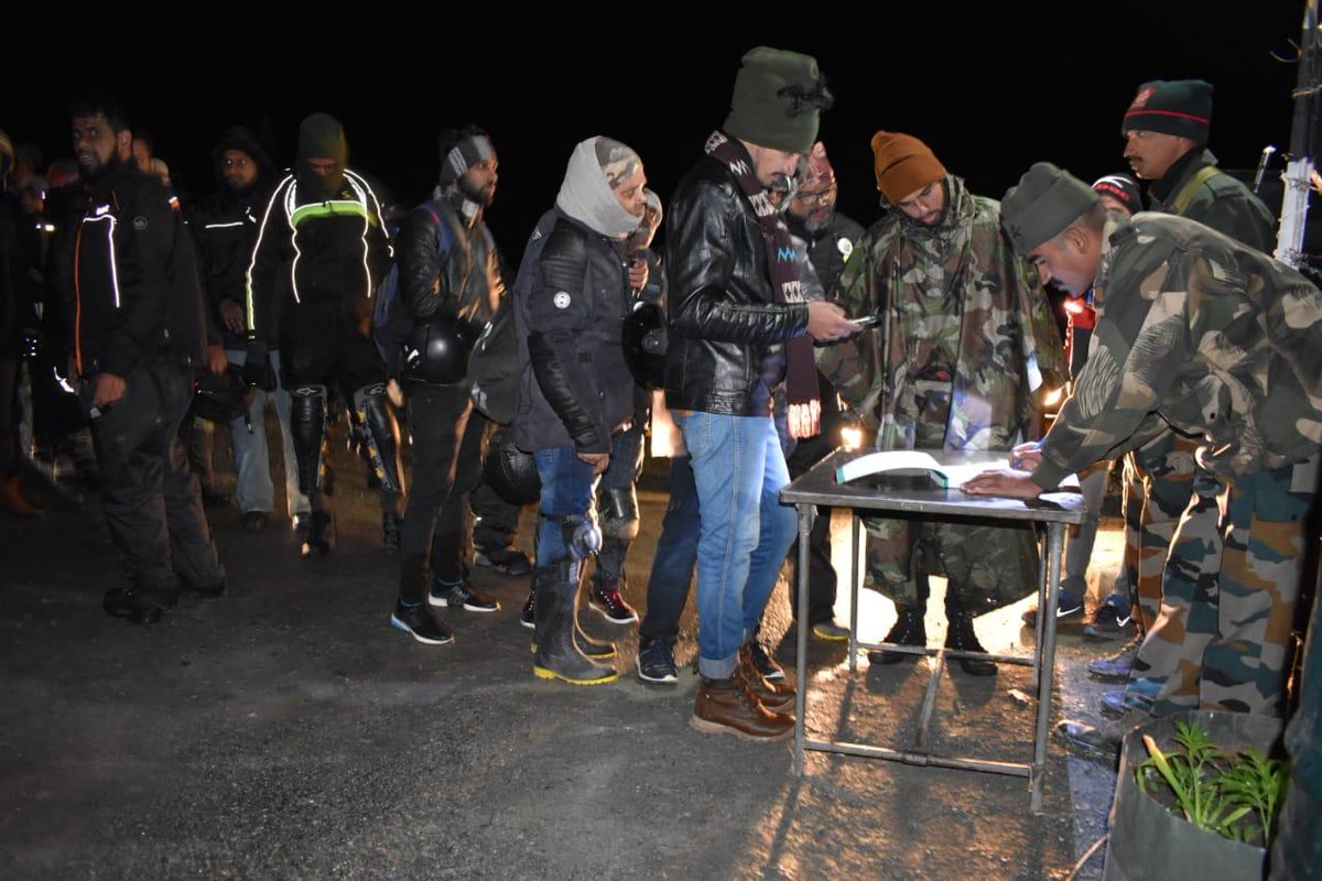 NorthernComd_IA's tweet image. Braving adverse weather, #IndianArmy rescues 81 tourists visiting #Shyok region, stranded on #Partapur- #Turtuk road; immediate shelter, medical aid &amp;amp; warm clothing were provided. 
@adgpi @SpokespersonMoD @PIB_India