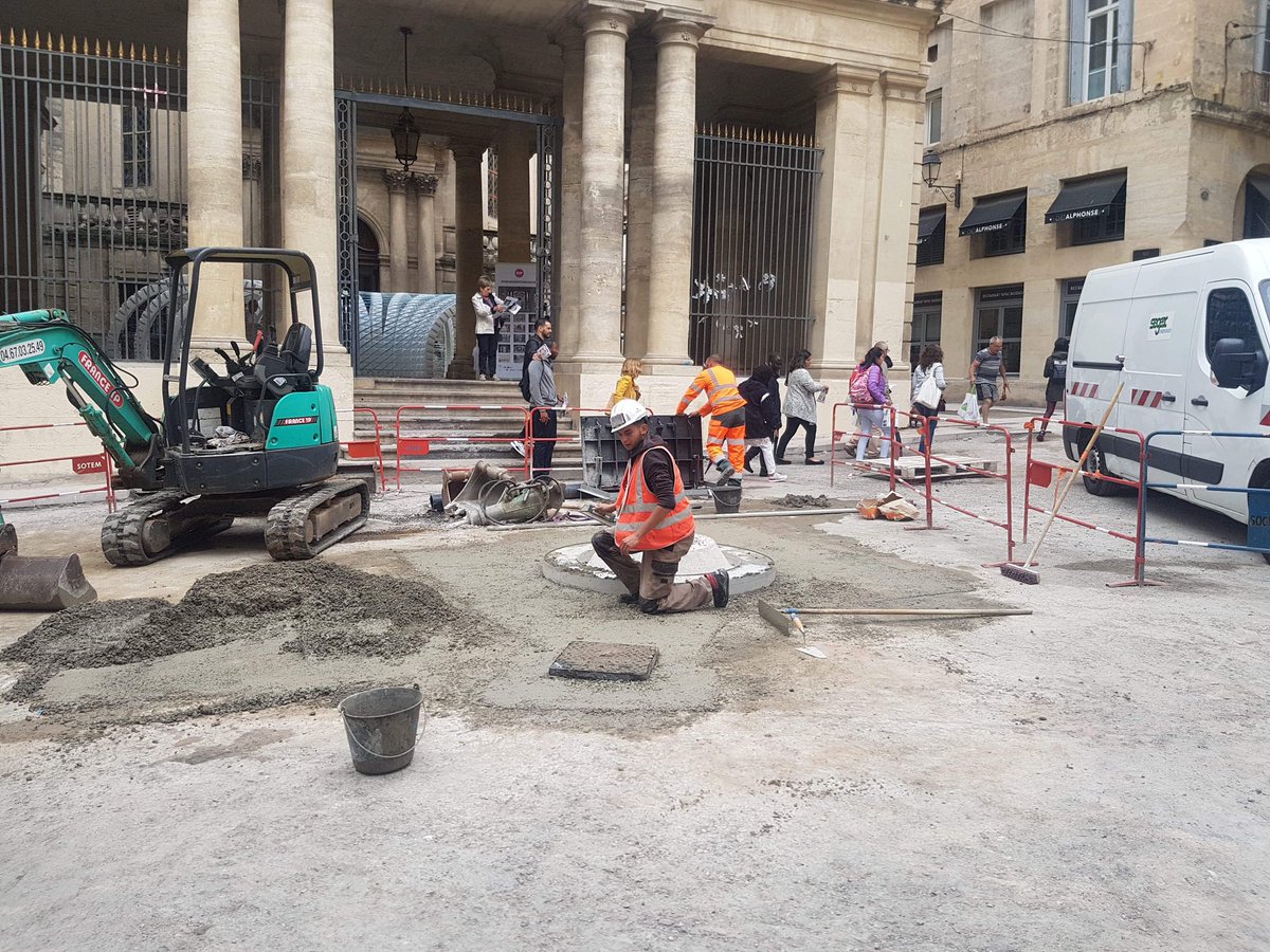 lucalbernhe's tweet photo. Travaux Grand’Rue: On avance! La base de la fontaine où sera posée la vasque se termine. Mi-juillet, la fontaine retrouvera sa place! Le pavage devant la CCI sera terminé début juillet! Ce que les autres n’ont pas fait en 30 ans, @Saurel_P l’a fait! https://t.co/StJvHtv4L6