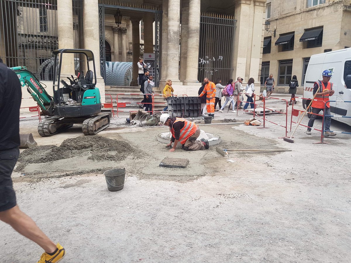 lucalbernhe's tweet photo. Travaux Grand’Rue: On avance! La base de la fontaine où sera posée la vasque se termine. Mi-juillet, la fontaine retrouvera sa place! Le pavage devant la CCI sera terminé début juillet! Ce que les autres n’ont pas fait en 30 ans, @Saurel_P l’a fait! https://t.co/StJvHtv4L6