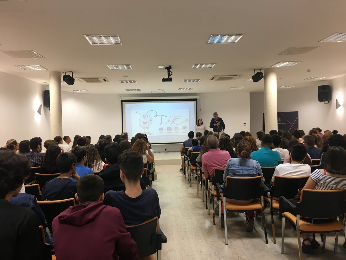PrevencionAlcor's tweet photo. Ayer tuvimos la oportunidad de compartir con Alumnos Ayudantes TIC una agradable entrega de diplomas.  Muchas gracias a todos y todas por hacer este proyecto posible. #AlumnosAyudantesTIC https://t.co/xCdj3ILCwC