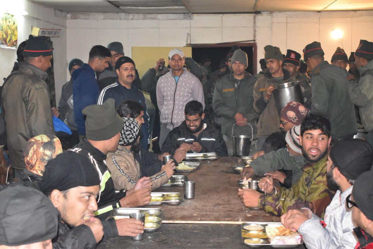 NorthernComd_IA's tweet image. Braving adverse weather, #IndianArmy rescues 81 tourists visiting #Shyok region, stranded on #Partapur- #Turtuk road; immediate shelter, medical aid &amp;amp; warm clothing were provided. 
@adgpi @SpokespersonMoD @PIB_India