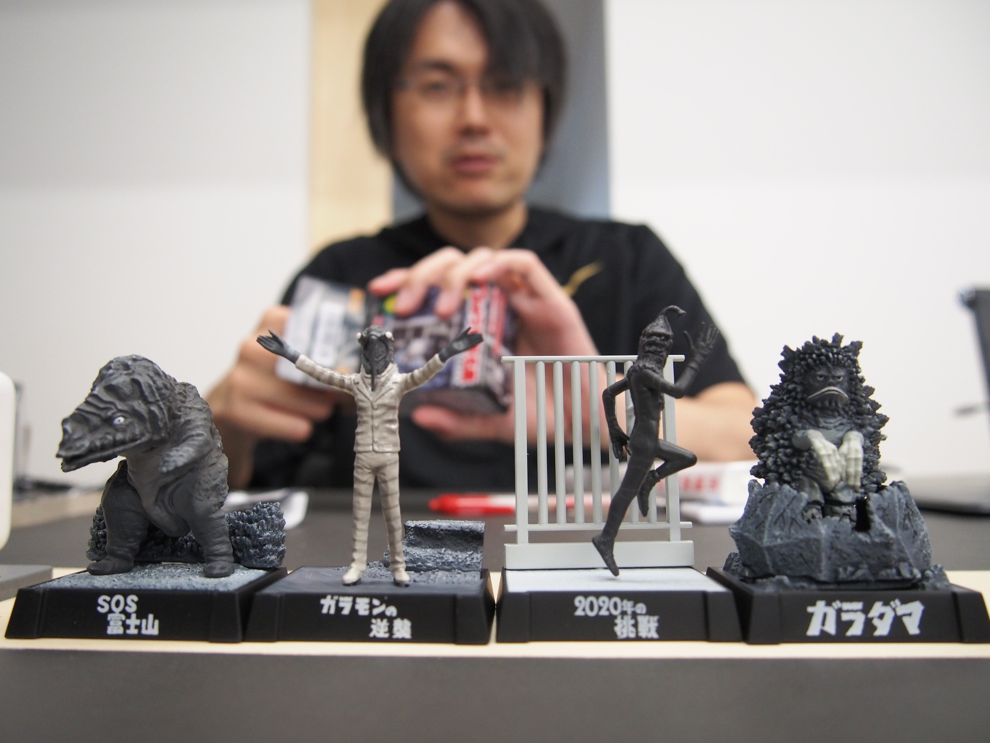Planets編集部 おもむろに食玩フィギュアを組み立て始める編集長 Sos富士山 ガラモンの逆襲 年の挑戦 地底超特急西へ ガラダマ T Co Zeubxwo7zu Twitter