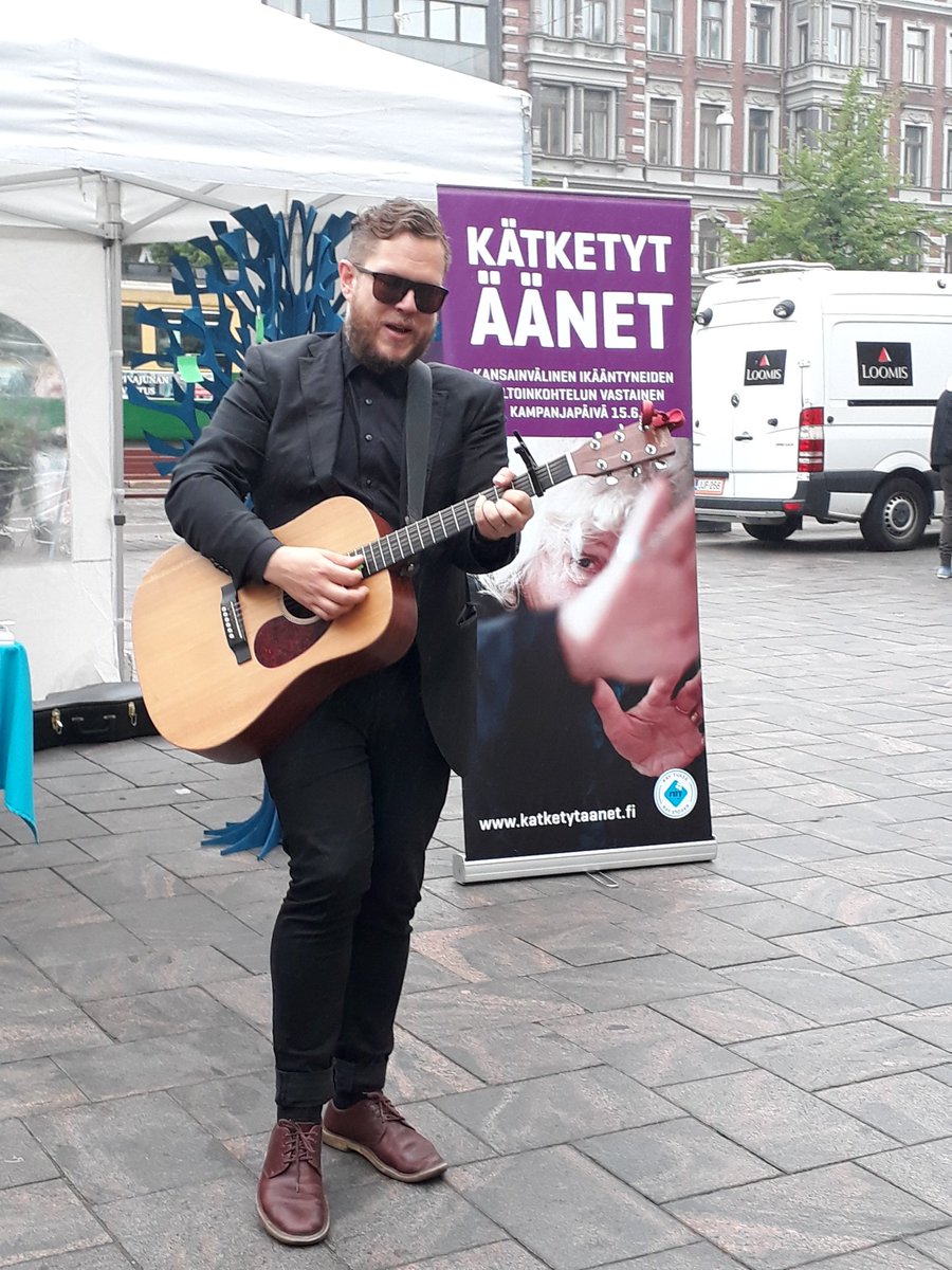 Suvantory's tweet photo. Sama Koskinen esiintyi Kätketyt äänet tapahtumassa. Hänen seuraava settinsä alkaa klo 13.Tervetuloa Kolmen sepän aukiolle!#kätketytäänet #turvallinenvanhuus #suvantory https://t.co/1AxNfUVaNM