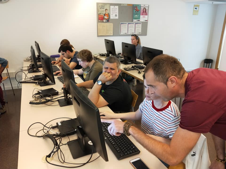 ludalia_associa's tweet photo. Plat fort per a la penúltima tarda del Taller d'Informàtica💻Vam aprendre a programar i a fer el nostre primer videojoc🙌Interessant i atractiva activitat pràctica de la mà de l'Alberto Aparicio, desenvolupador informàtic de la companyia internacional @scopely 🔝Gràcies, mestre😘 https://t.co/OwOyiNX7Qp