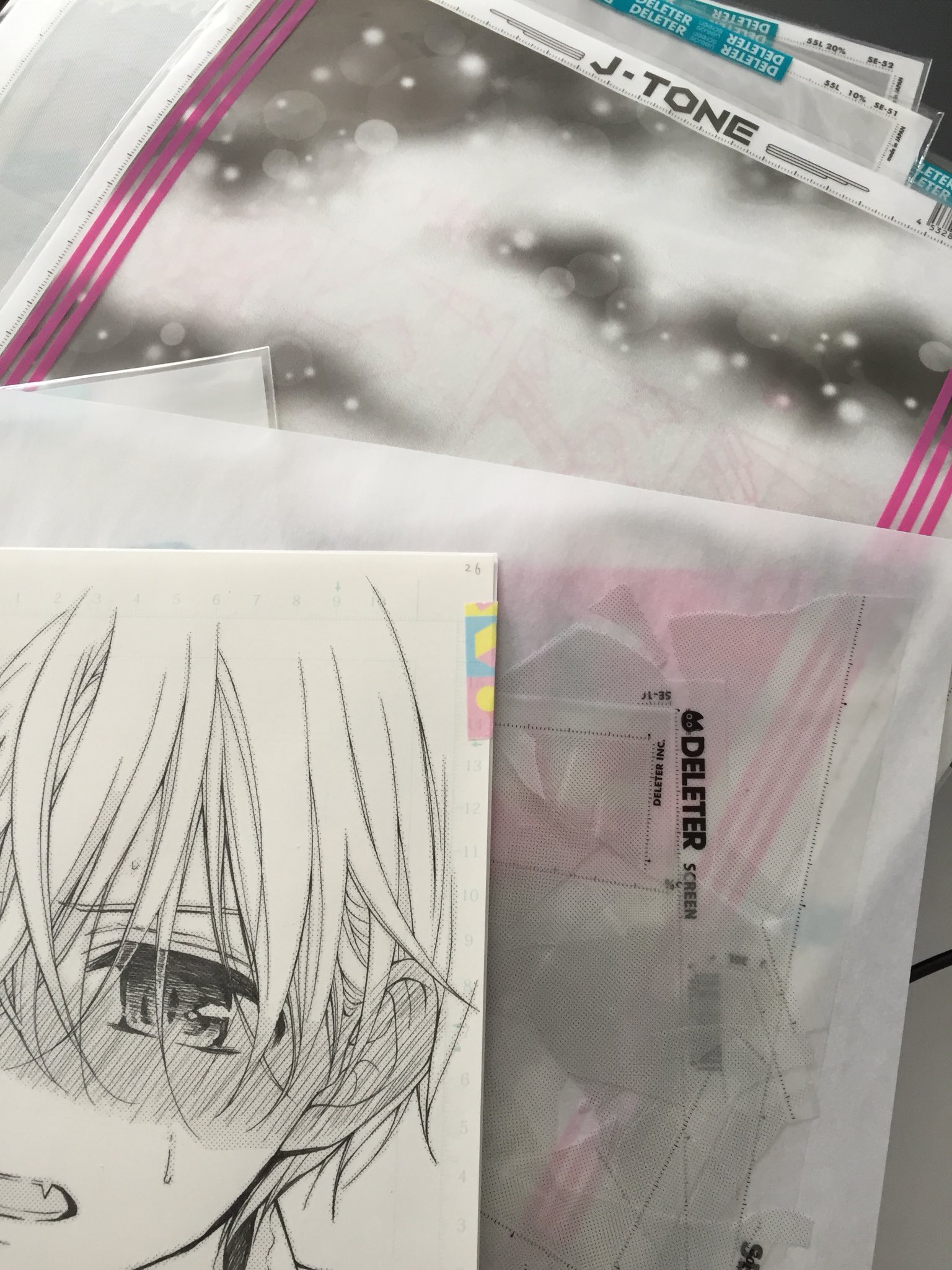 くまがい杏子 チョコヴァン 職場から懐かしいアナログトーンの音がする サマフェス原画展示にアナログ原稿を展示しようと思ってます アシさんにトーン貼ってもらってます けど足りないトーンがちらほら 買い足ししなきゃ このヒヤヒヤする感じも