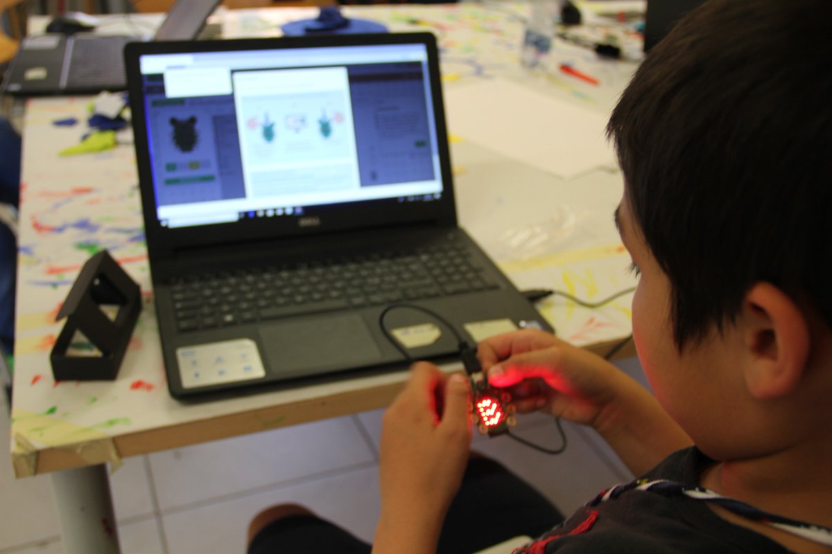fmdigitale's tweet photo. Dall'ideazione alla realizzazione. La #DigitalFashionWeek ha permesso ai primi partecipanti del #SummerCamp presso @fmdigitale di lasciarsi guidare dalla fantasia e dalla #creatività per progettare il proprio #accessoriointelligente. Oggi ci sveleranno i loro #prodottidigitali! https://t.co/wIwPxFHltS
