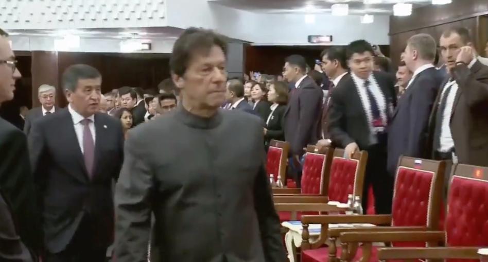Video: #Pakistan PM #ImranKhan breaks diplomatic protocol at #SCOSummit2019 - bit.ly/2If1pjv

#PakistanPM #SCO #SCOSummit
