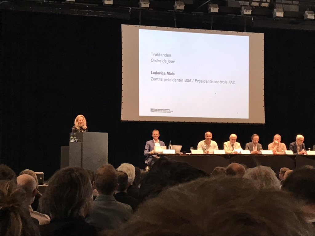 Die Präsidentin eröffnet die die 112. GV des BSA in Biel. Schön, hier zu sein!