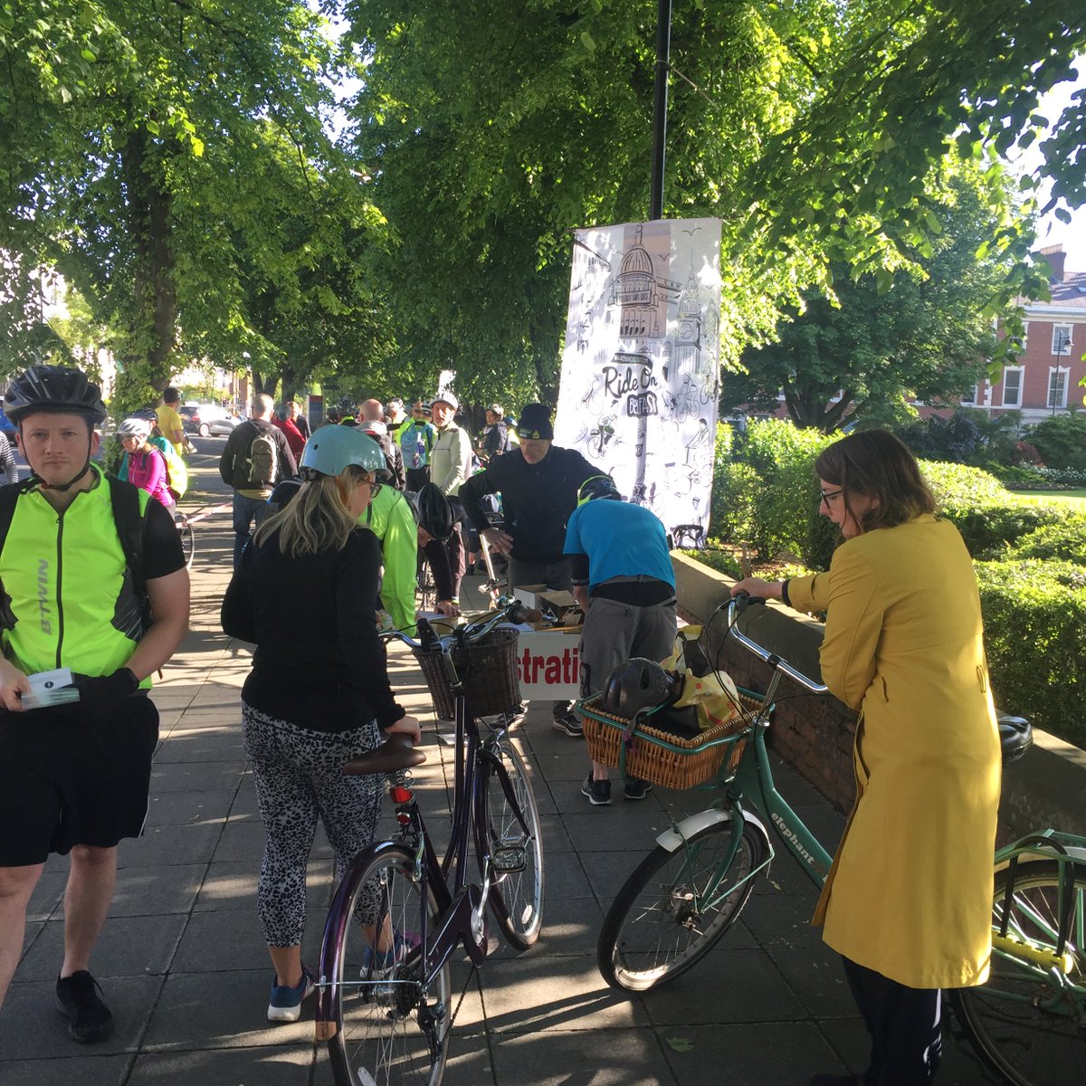 edglegal's tweet image. Well done @cyculcc for a great Ride on Belfast this morning #ROB7 @nigreenways