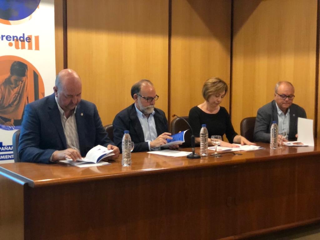 emprendeull's tweet photo. Gracias a la Rectora de la Universidad de La Laguna, Doña Rosa Maria Aguilar Chinea, Domingo Luis Martin Garcia y nuestro gerente Julio Brito Santana por presencia y su implicación en este reto #finalExplorer #bancosantander #Universidaddelalaguna #fgull https://t.co/EkExmCArOh