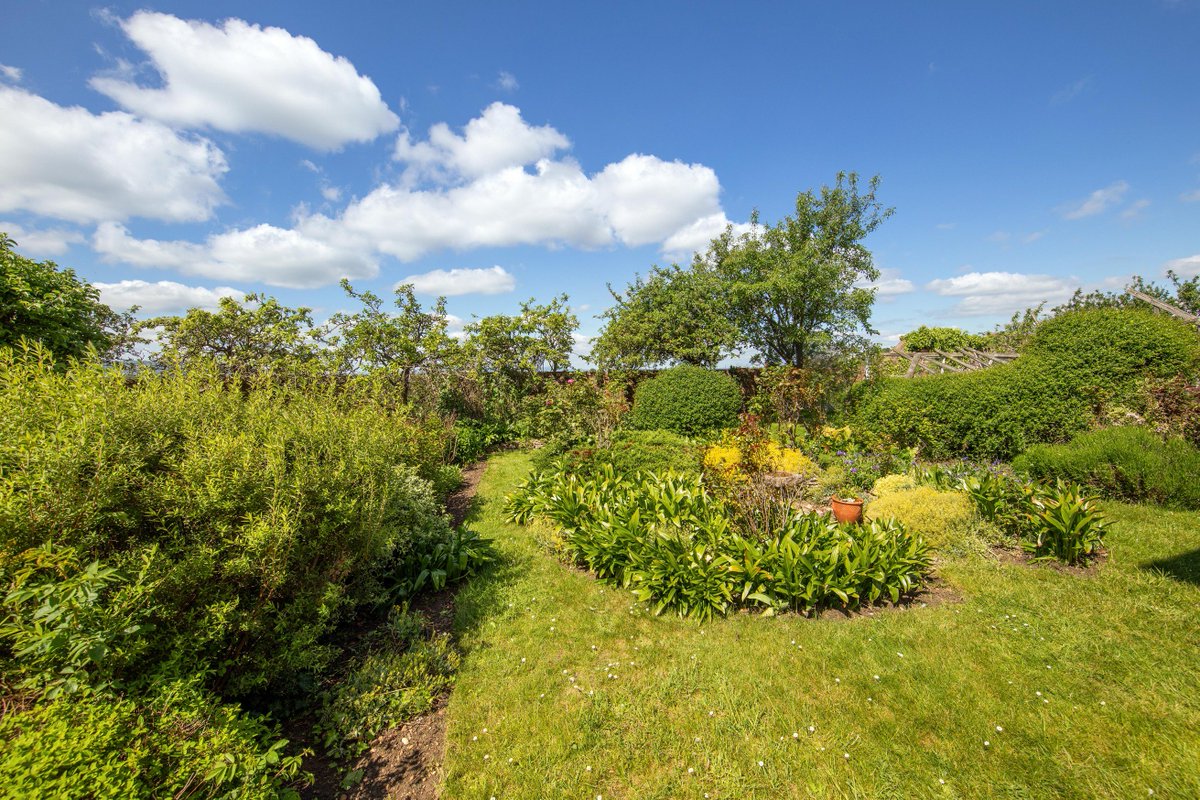 Hamptons_Broad's tweet photo. **NEW INSTRUCTION** A substantial, detached house in need of updating. Standing in a good sized plot and backing onto open farmland the property enjoys stunning distant views. Building plot available in part of the gardens by separate negotiation. #Property #Evesham #buildingplot https://t.co/G95wF55pO8