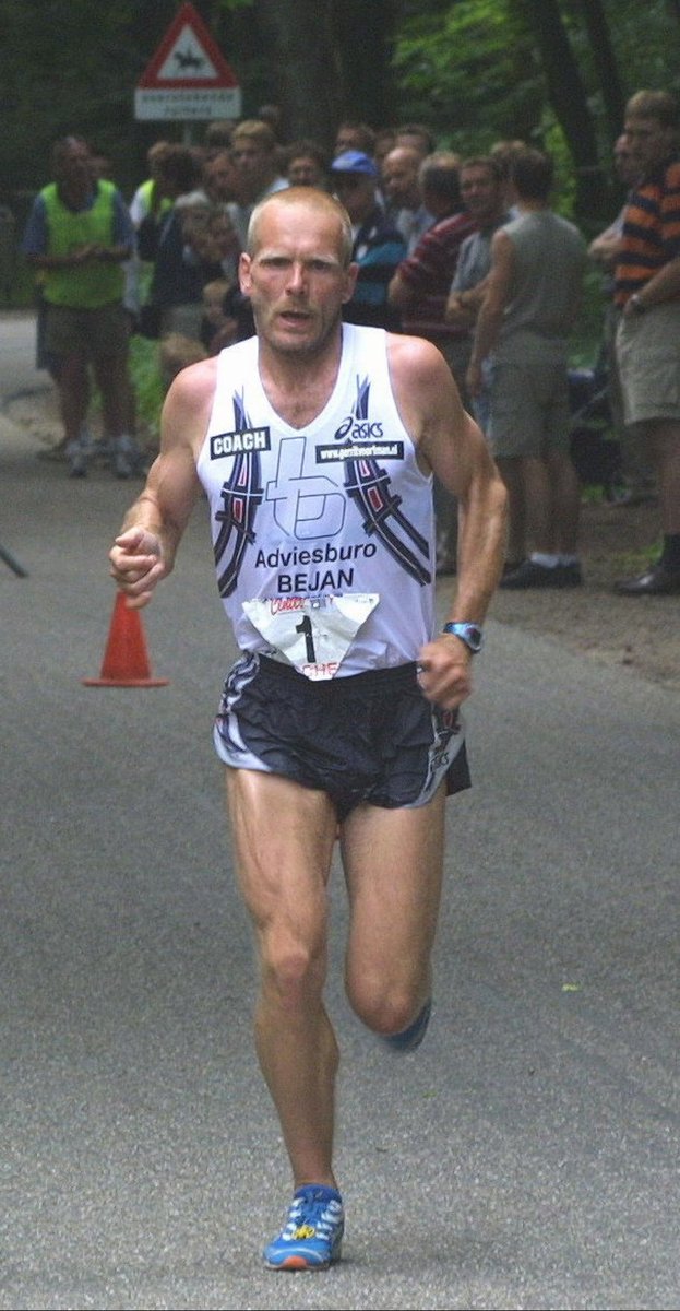 GerritVoortman's tweet photo. Vanavond van start bij de Rijsserbergloop van av Rijssen. Zal zeker niet zo hard meer gaan als hier op de foto in 2003. Maar hoop wel lekker mee te kunnen lopen op de 10 km. 
#10km
#rijsserbergloop #avrijssen #Inpersonrijssen 
#IMOVEME
#asicsfrontrunner #bejan https://t.co/3qzmuo3EWG