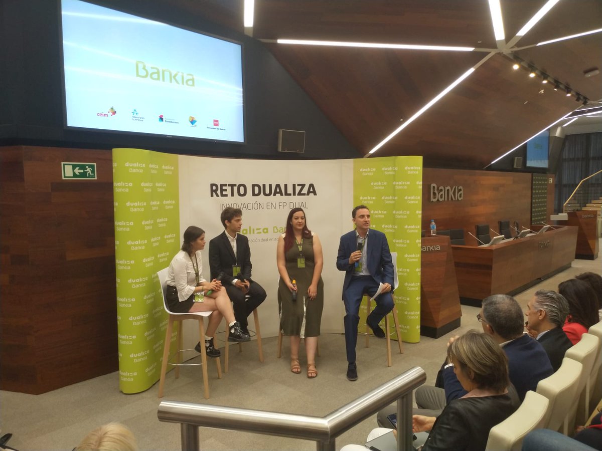 Alumnos de DM2D1A participando en la Gala del Reto Dualiza, de Bankia.