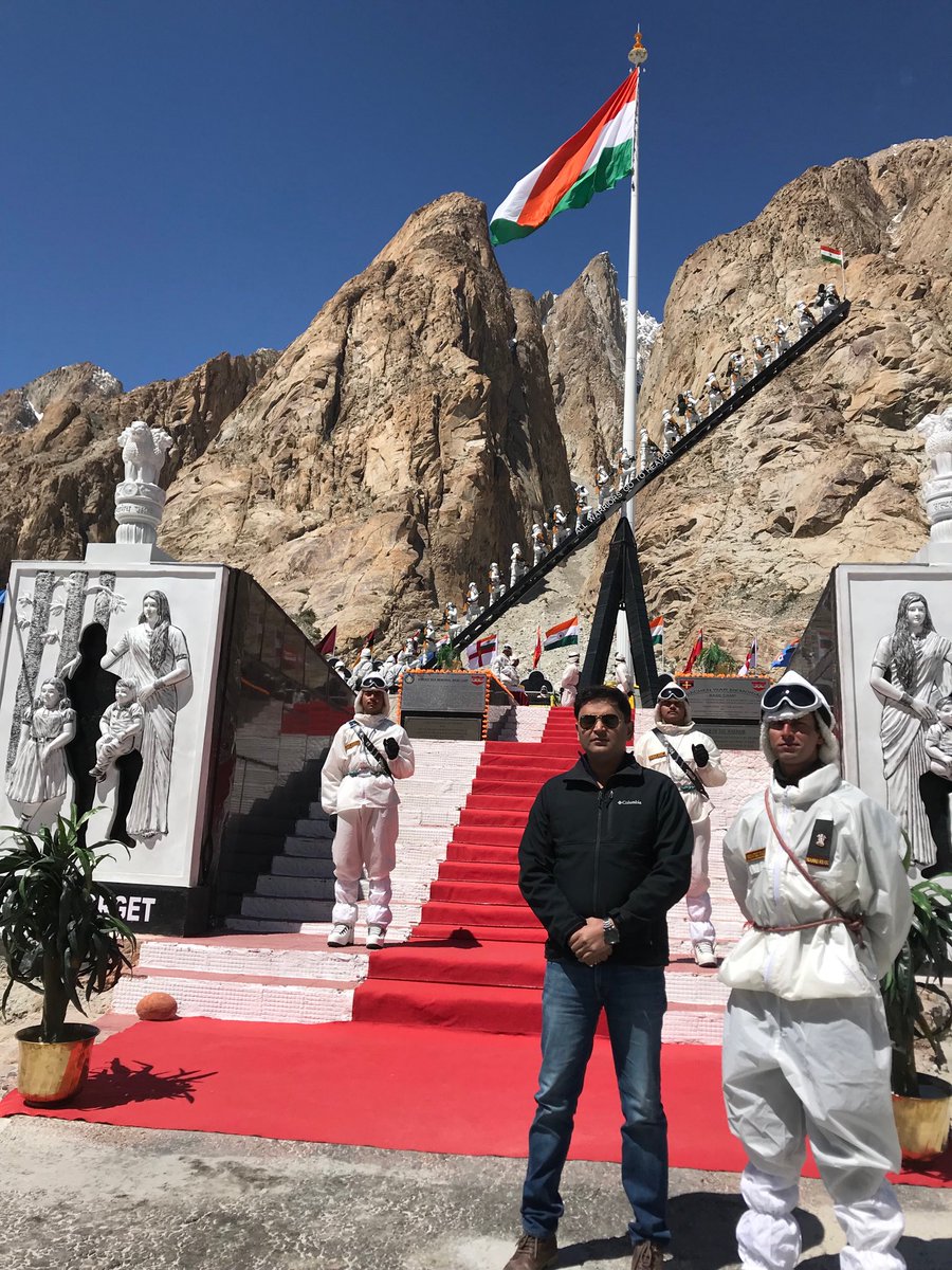 majorgauravarya's tweet photo. Major Mohafeez Khan has returned from Siachen Glacier 3 days back. He says Siachen was his toughest assignment.

“If you are asked to go back, will you?” I ask him

“Sir, I am a soldier. For my nation &amp; my army I will go back ten times”, responds Major Khan. #Patriot https://t.co/RaqjgaAXAP