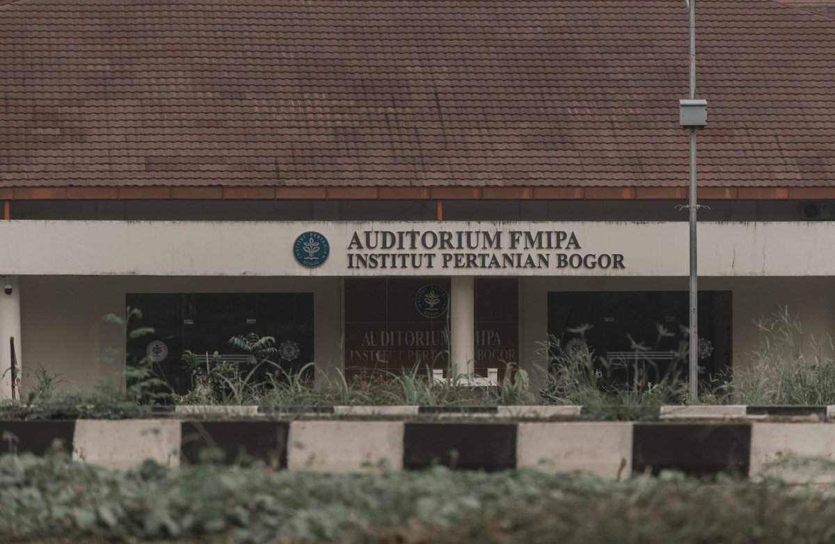 amhasbi's tweet photo. lanjut ke sekitaran alhur. gagap banget dengan kondisi jalanan di depan alhur yang udah sama sekali beda. gedung baru departemen @bioipb jadi terlihat sangat mencolok bersama auditorium fmipa. bye audit toyib 😂 https://t.co/MDSxg5IRuA