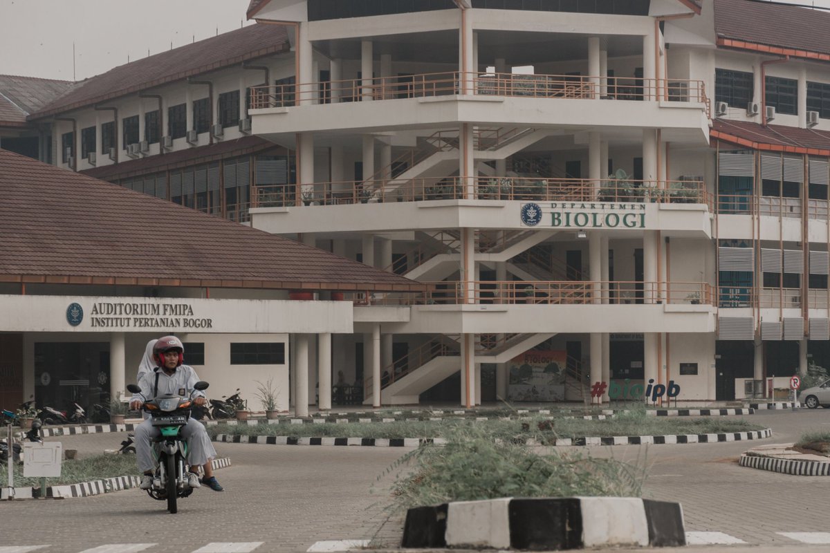 amhasbi's tweet photo. lanjut ke sekitaran alhur. gagap banget dengan kondisi jalanan di depan alhur yang udah sama sekali beda. gedung baru departemen @bioipb jadi terlihat sangat mencolok bersama auditorium fmipa. bye audit toyib 😂 https://t.co/MDSxg5IRuA