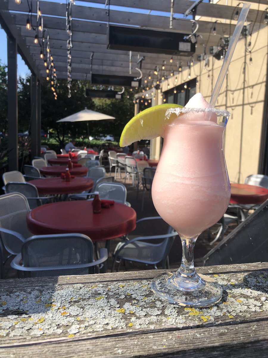 longfellowgrill's tweet image. Forget frosé...and get this amazing Strawberry Margarita @longfellowgrill #illdoanythingforamarg #patio #longfellowgrill #nofilterneeded