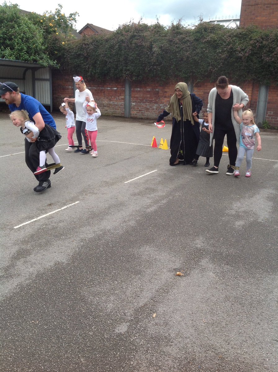 EPSFoundation1's tweet photo. What a wonderful afternoon #herodash a big thank you to our fantastic parents for their support 😊 https://t.co/gEreLVbPYp