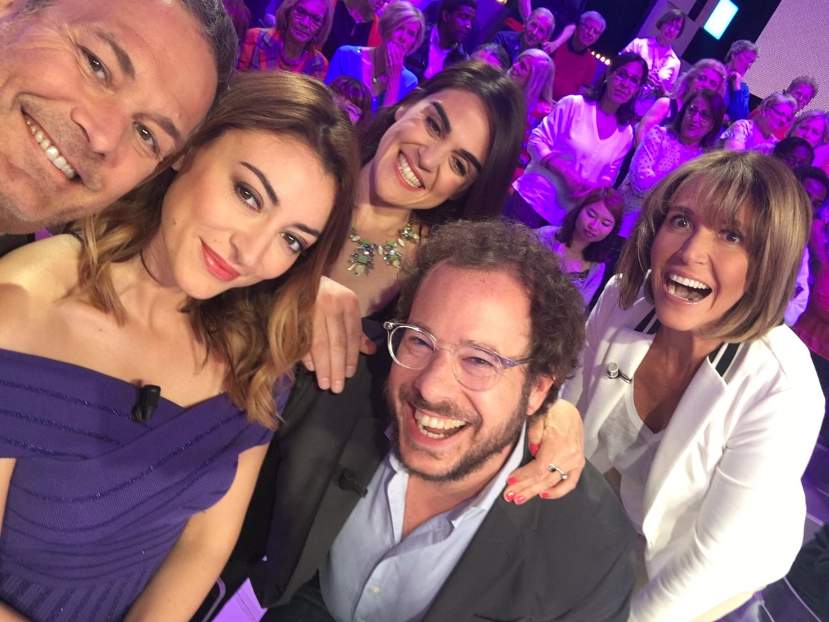 gfrisquet's tweet photo. Mes copains du vendredi ❤️@RachelTrapani @MyriamPalomba @mathieualterman @cathramb et pdt ce temps @SValiela @ClosR_Luc et @_DanielleMoreau aident @MagaliBerdah à lire ses fiches 😂 #3 cerveauxpourune #teammagali https://t.co/YTLItUmP36