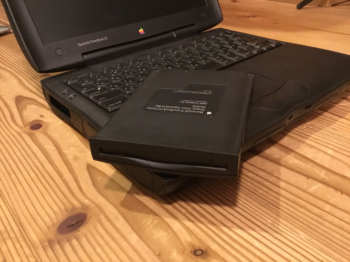 teke3in's tweet image. フロッピーディスクドライブはあるけど、フロッピーディスクがない。

#PowerBookG3 #PowerBook #フロッピーディスク #Mac #Apple