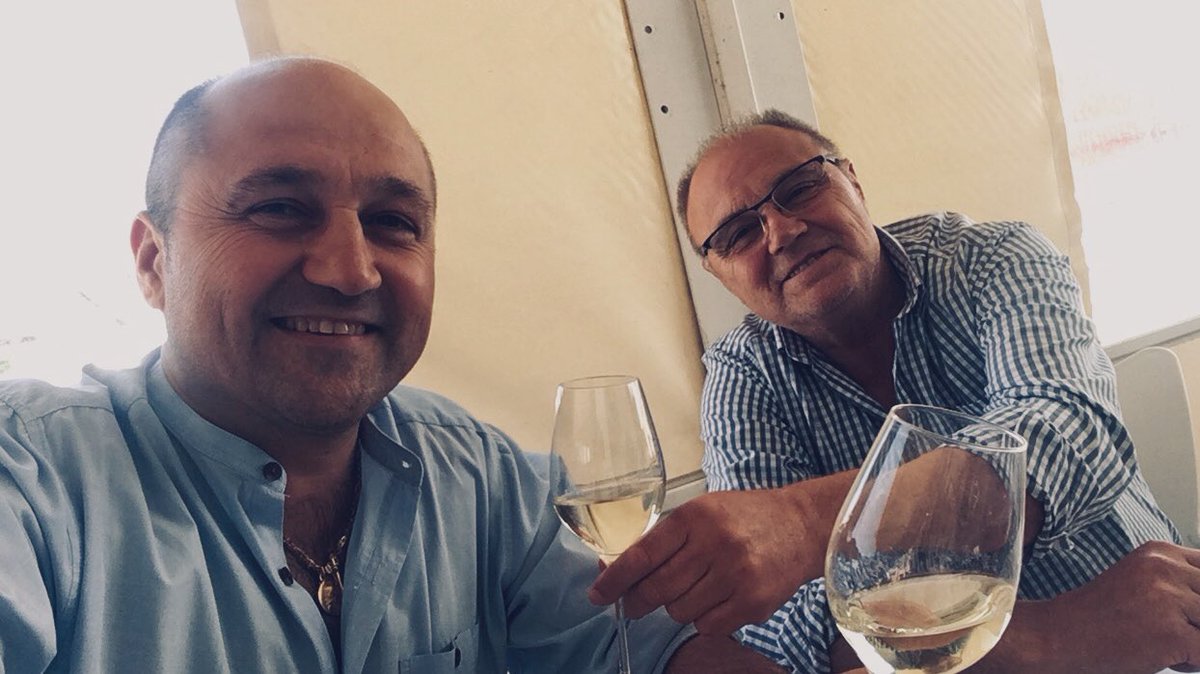 vicmorseg's tweet photo. Que bien sabe el vino cuando se está bien!
Siempre crecí a la sombra de mis cinco mejores árboles!
Que buena esta la #manzanilla #solear, y mejor sabe en inmejorable compañía!
#hermanomayor @VinosJerez
#velodeflor #criaderas #soleras
#sobretablas #andana #albariza https://t.co/f5MLuw8KM1