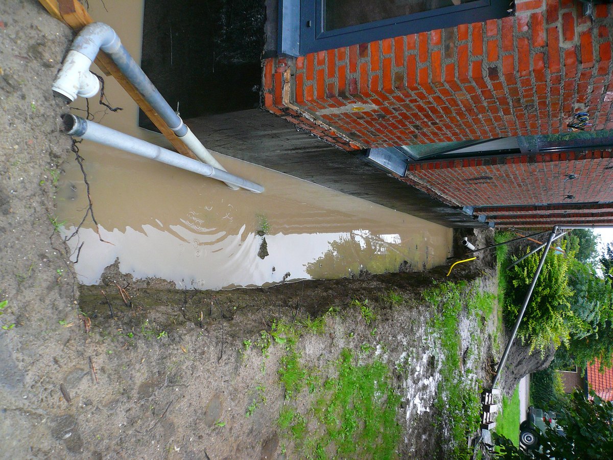 janssenstuc's tweet photo. Woonhuis met een hoge grondwaterstand waterdicht gemaakt aan de buitenzijde en voorzien van isolatie. #deuxan #koster #waterdicht #2componenten #bitumen #sokkelplaar https://t.co/5L77ljbUl2