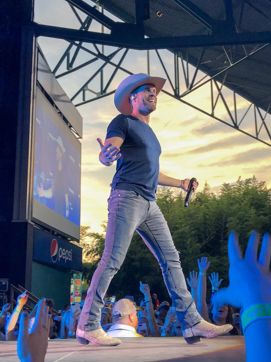 Ktkt0812's tweet photo. Was so great finally getting to see @dustinlynch last night in #VirginiaBeach! Such a fun show and 10/10 for crowd interaction! #VBSTRONG https://t.co/BfqWAGypNl
