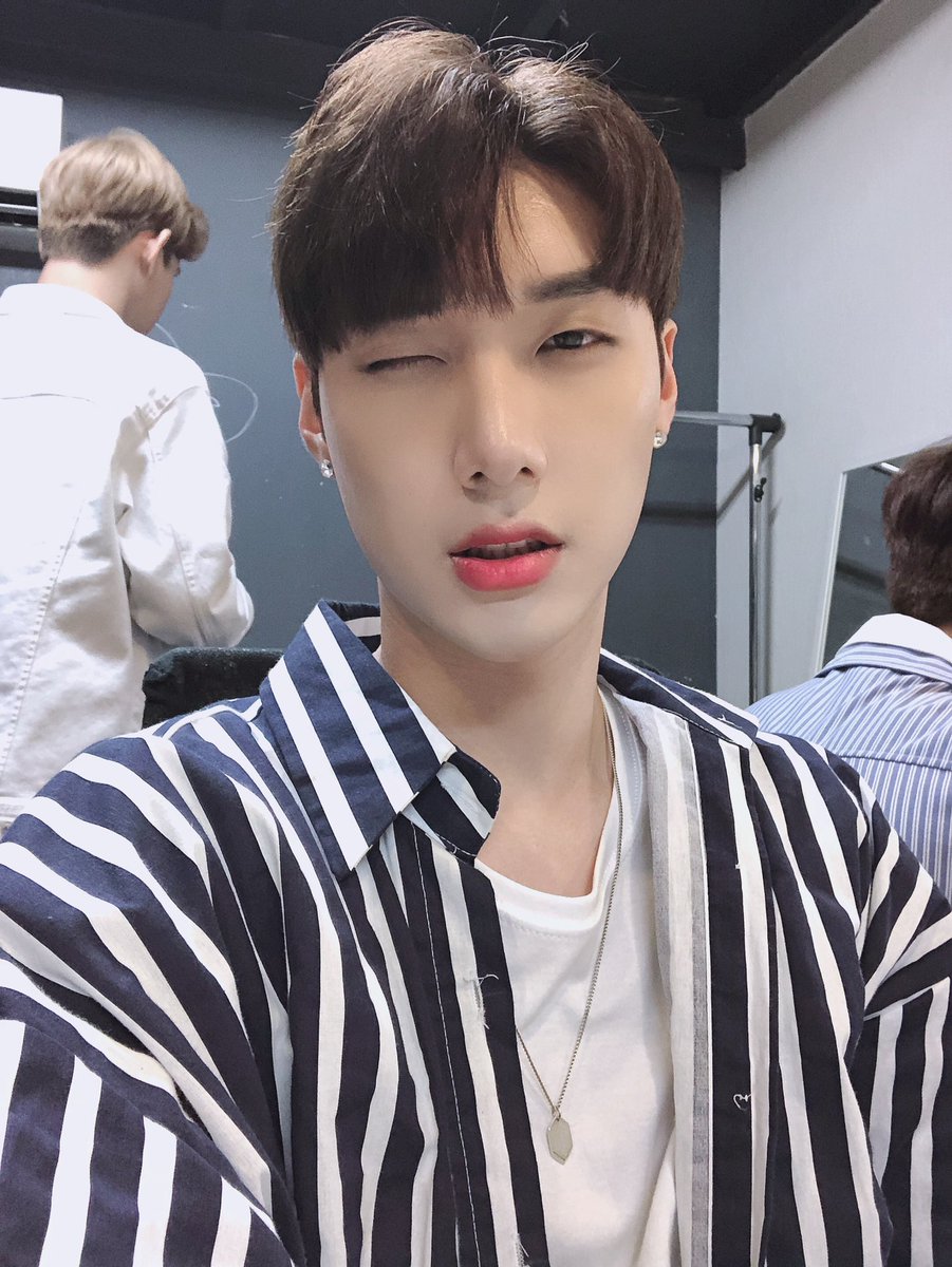Teddygrade__'s tweet photo. 19.06.14 안녕하세요, 청공소년에서 섹시를 맡고있는 태웅입니다🤣 제 무대보시면 이해하실거에요😉 こんにちは,青空少年でセクシーを引き受けたテウンと申します。私の舞台を見たら理解できます。😉 https://t.co/0x79UO3BIP