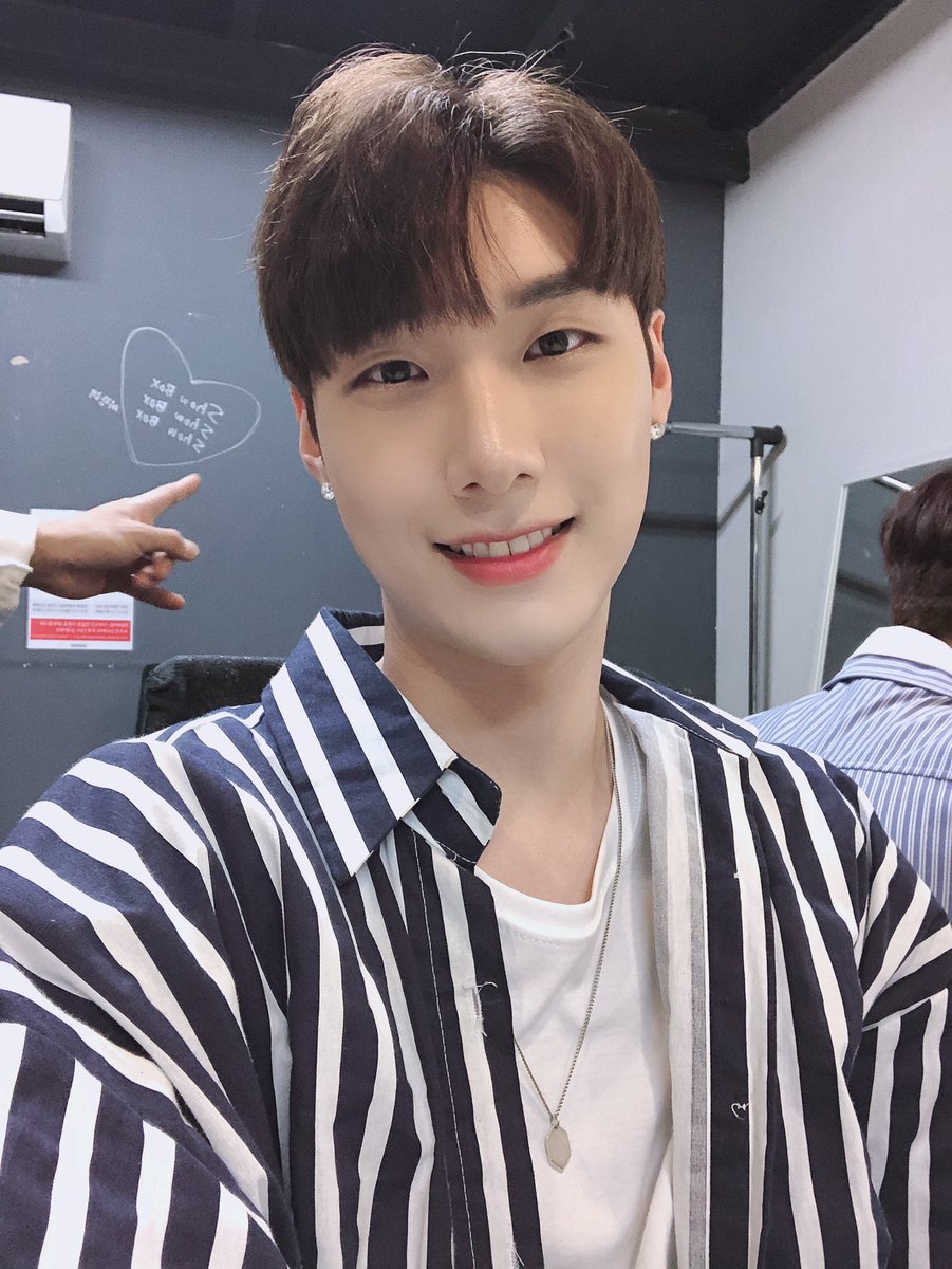 19.06.14 안녕하세요, 청공소년에서 섹시를 맡고있는 태웅입니다🤣 제 무대보시면 이해하실거에요😉 こんにちは,青空少年でセクシーを引き受けたテウンと申します。私の舞台を見たら理解できます。😉