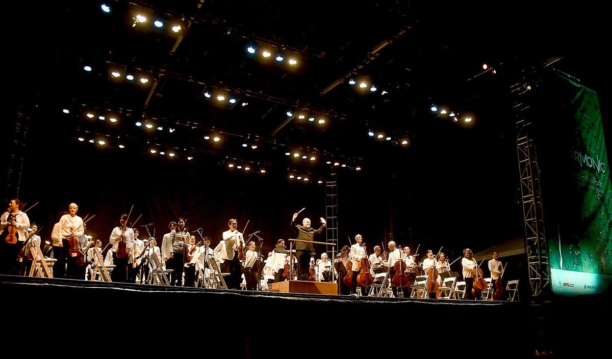 TravelFeatures's tweet photo. Priceless music for free, under the stars: .@NYPhil at #CunninghamPark, Queens, despite threat of rain. Got in an abbreviated, but magnificent performance, fireworks too, before raindrops set in on cue. See #NYPhilarmonic tonight at #ProspectPark, #Brooklyn #nypparks. .@NYCGo https://t.co/f44TaZnvQm
