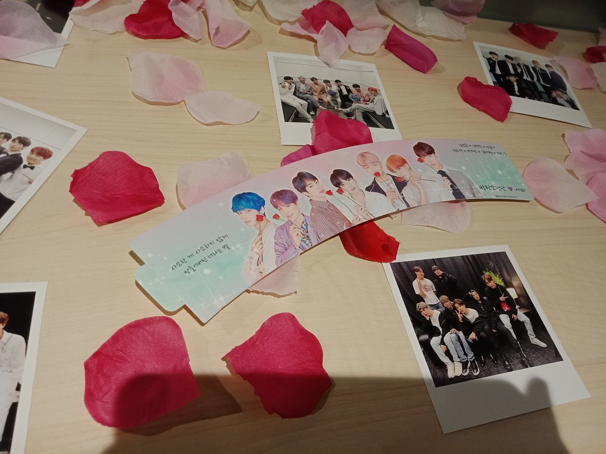 1b06ts_957's tweet photo. @MemorylaneBTS
#MEMORYLANEBTS
The decorations are gorgeous!!💕Went for all three days and it was pretty crowded but really enjoyed myself there! Thank you to all admins for their time and effort put into organising and decorating this event!😄😄 https://t.co/KlI4Yx0OPT