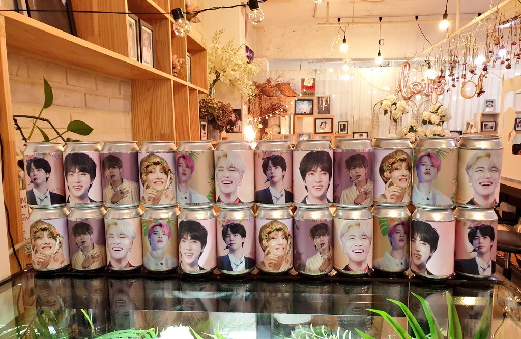 JiminGlobal's tweet photo. 📅 #JiminEvents

HAPPY BTS DAY
Cafe event with #Jimin, #Jin and #V canned drinks

June 7-13, 2019
BEOLS Flower Cafe

#아미의_영웅_방탄_6주년_축하해 
ARMYs Hero Bangtan Happy 6th Anniversary
#방탄과_아미_우리사이_탄탄해
Strong bond between BTS and ARMY https://t.co/VkpDfeBaRW