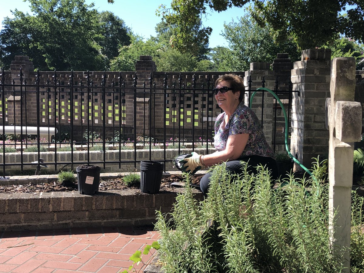 The Sherry Hudson Memorial Garden got some TLC yesterday from amazing friends and volunteers! 
.
.
.
#allsaintsbhm #allsaints #memorialgarden #gardening #servicework #churchgrounds #ministryinaction #birminghamal #homewoodal #theepiscopalchurch #dioala
