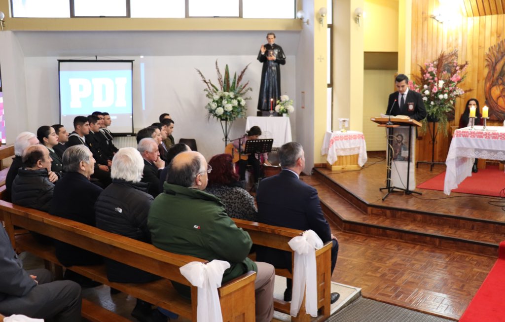 En la capilla Don Bosco del Liceo Monseñor Fagnano de #PuertoNatales se realiza a esta hora la Misa de Acción de Gracias, que la institución realiza con motivo de su octogésimo sexto aniversario. Asiste el jefe de la Región Policial de #Magallanes, junto a autoridades regionales.