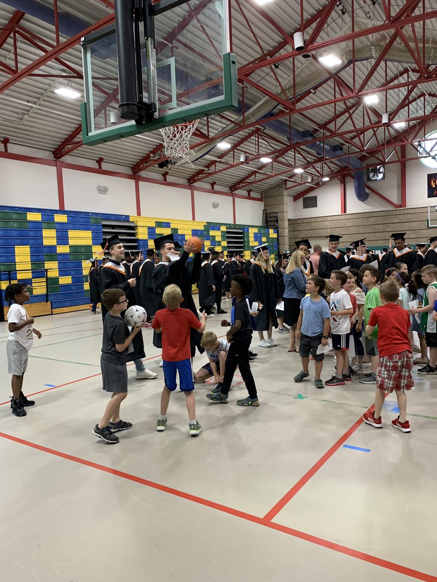 class2019_WHS's tweet photo. #gradwalk https://t.co/9aHkjbC4VL