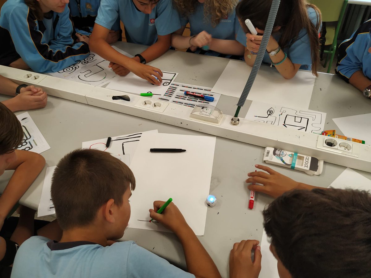 ToovariOficial's tweet photo. Nuevo #RoadShow de @HPEspana y @MicrosoftEduEsp en el colegio @salesloyola de #Aranjuez
Los alumnos han podido hacer talleres de #roboticaeductiva y #EscapeRoom con @OneNoteEDU y además participaron en el
#RetoToovari https://t.co/d84SMoPfDG