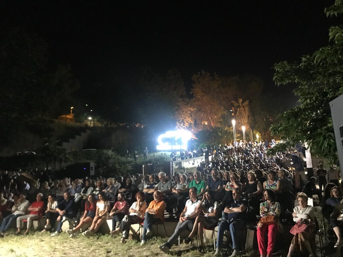 FedericaMagroD's tweet photo. Più di mille persone ieri sera a sentire @WalterVeltroni @PaolodiPaolo a Ragusa a parlare di #bur70 e #ROMA @atuttovolume @bur_rizzoli @RizzoliLibri https://t.co/juwD2sbm5o