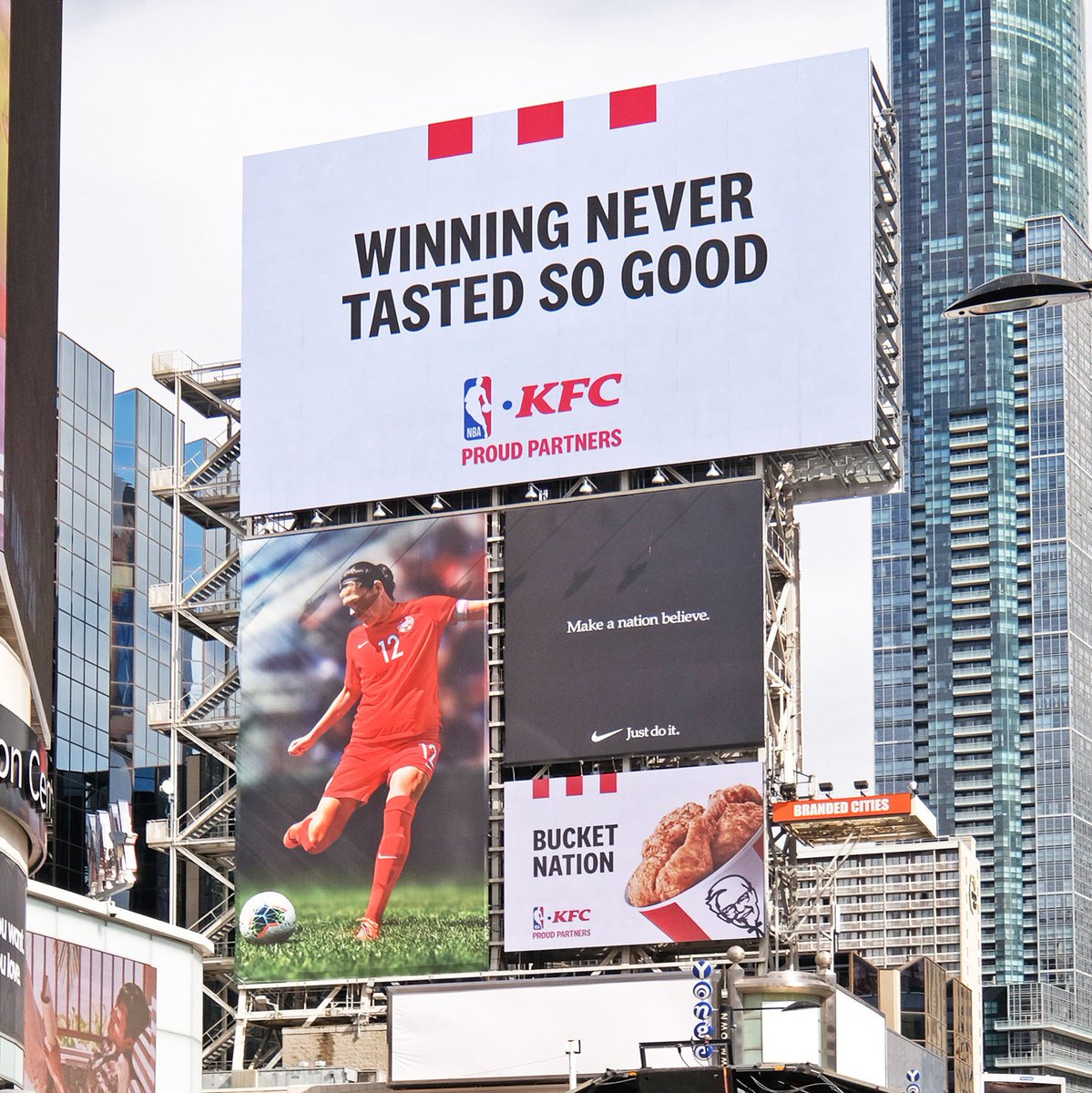 BrandedCities's tweet image. Congrats to the @Raptors on becoming @NBA champs! #wethenorth #champions #ooh #dooh #yongedundassquare #aobtower #toronto @kfc_canada @TangerineBank @Twitter