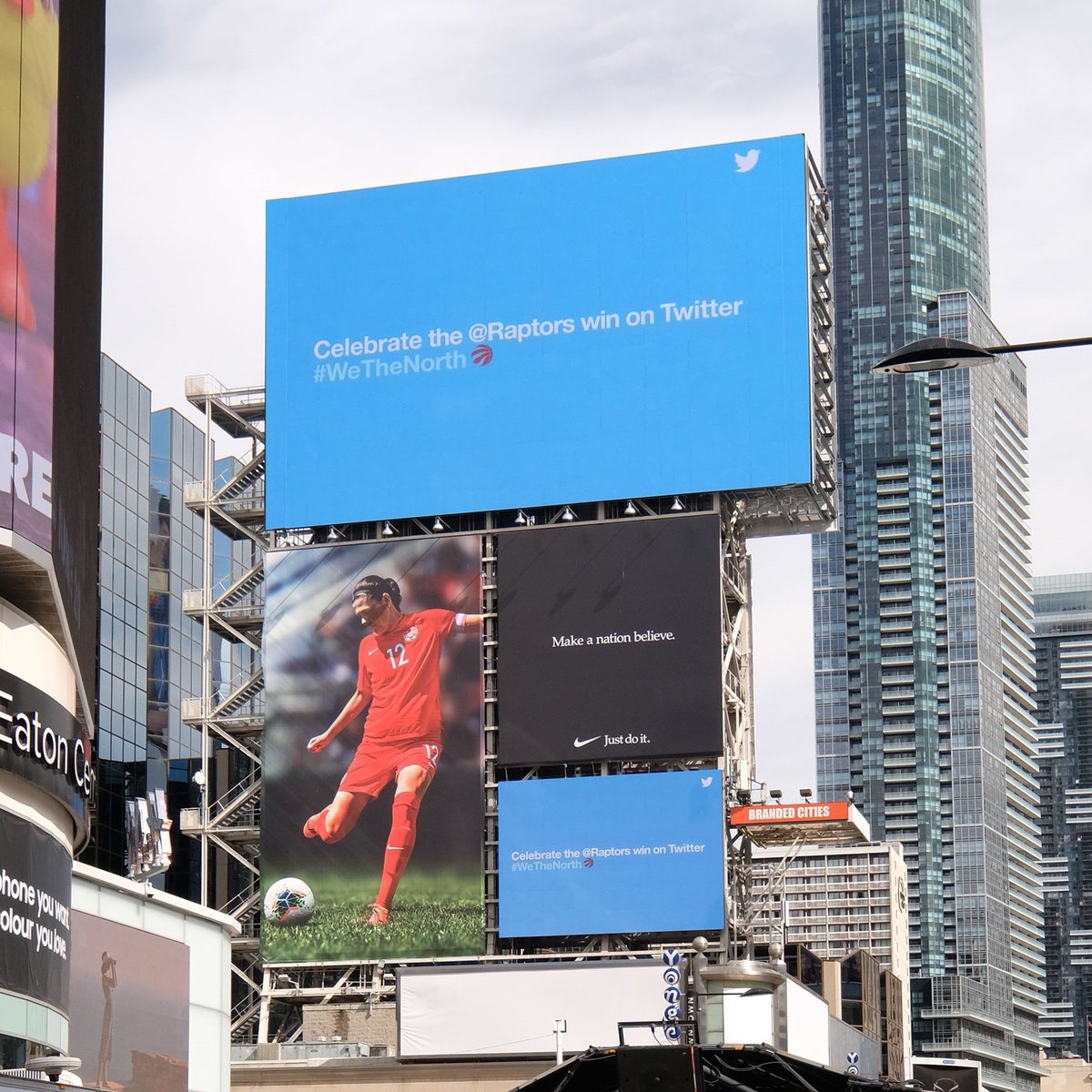 BrandedCities's tweet image. Congrats to the @Raptors on becoming @NBA champs! #wethenorth #champions #ooh #dooh #yongedundassquare #aobtower #toronto @kfc_canada @TangerineBank @Twitter
