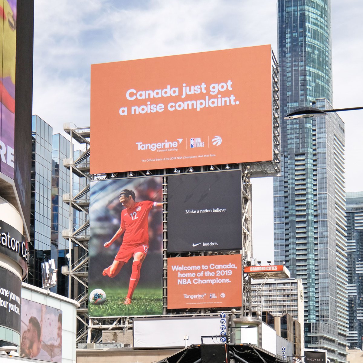 BrandedCities's tweet image. Congrats to the @Raptors on becoming @NBA champs! #wethenorth #champions #ooh #dooh #yongedundassquare #aobtower #toronto @kfc_canada @TangerineBank @Twitter