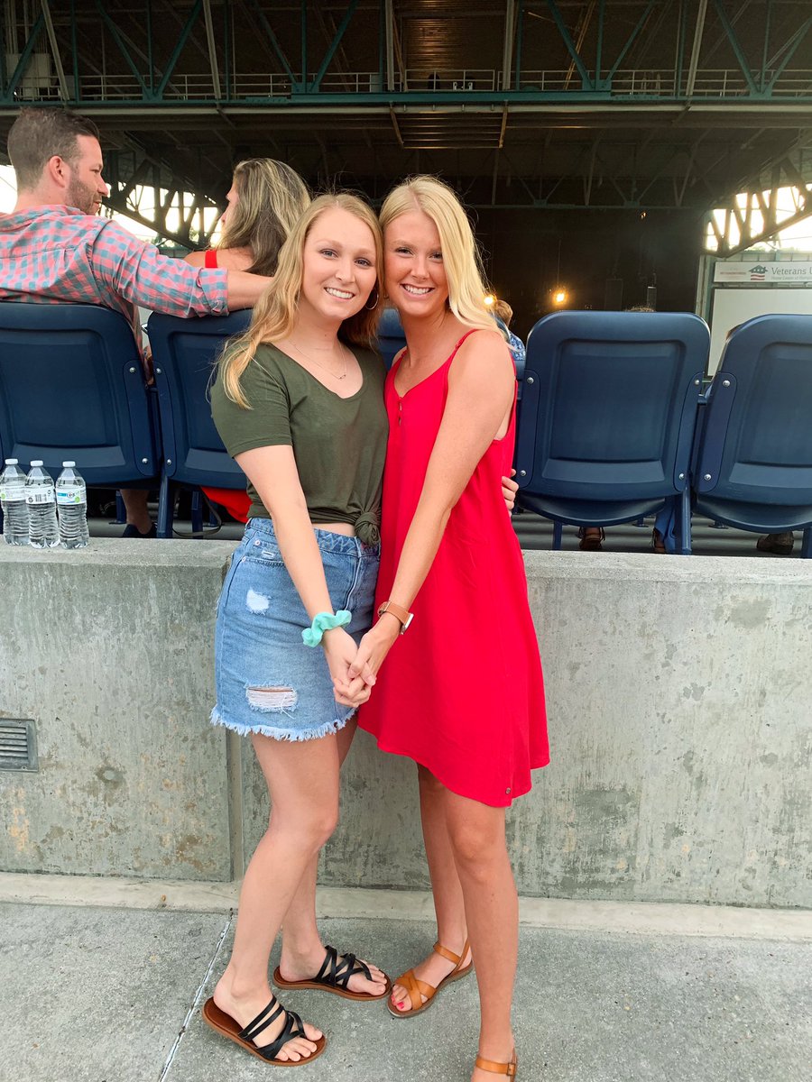 CCBear3's tweet photo. Thomas Rhett has my heart but so do these girls💓🤩 https://t.co/VZGD9EraLy