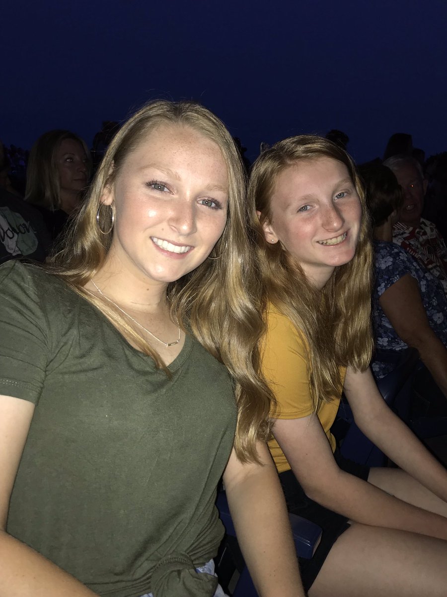CCBear3's tweet photo. Thomas Rhett has my heart but so do these girls💓🤩 https://t.co/VZGD9EraLy
