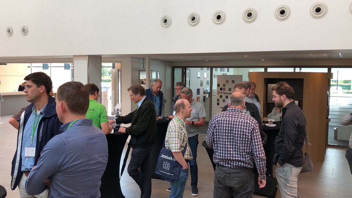 SDN_Community's tweet photo. It is a wrap! #sdnevent De borrel is in volle gang! Bedankt bezoekers, tot @TechoramaNL of het SDN event in December!!! https://t.co/hh6xrFetco